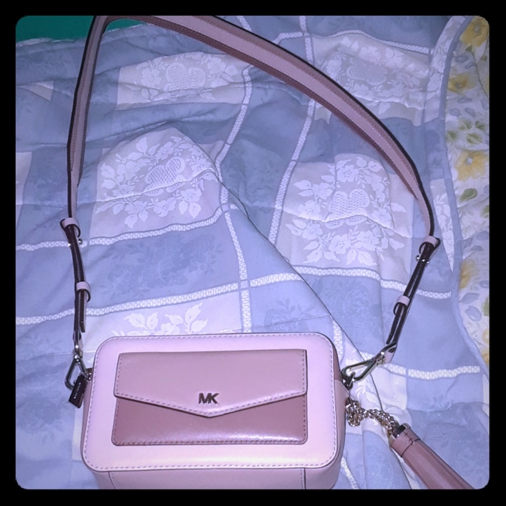 Not selling my Michael Kors crossbody bag/purse.